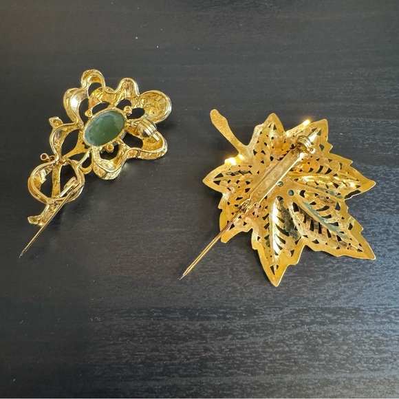 Set of 2 💛 Vintage Gold Tone Nature-Inspired Brooch Set with Green Jade Stones - Picture 8 of 16